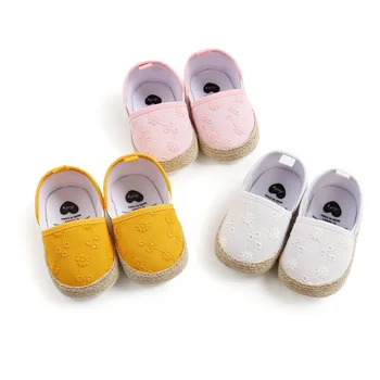 Обувь для детской кроватки Милые вышитые туфли принцессы с цветочным рисунком, противоскользящие Первые ходунки для малышей