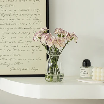 я украшаю маленькую вазу цветочной композицией для гостиной, сухоцветами, стеклянными прозрачными водными цветами, украшением стола.